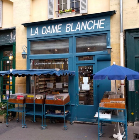 LA DAME BLANCHE – PARIS